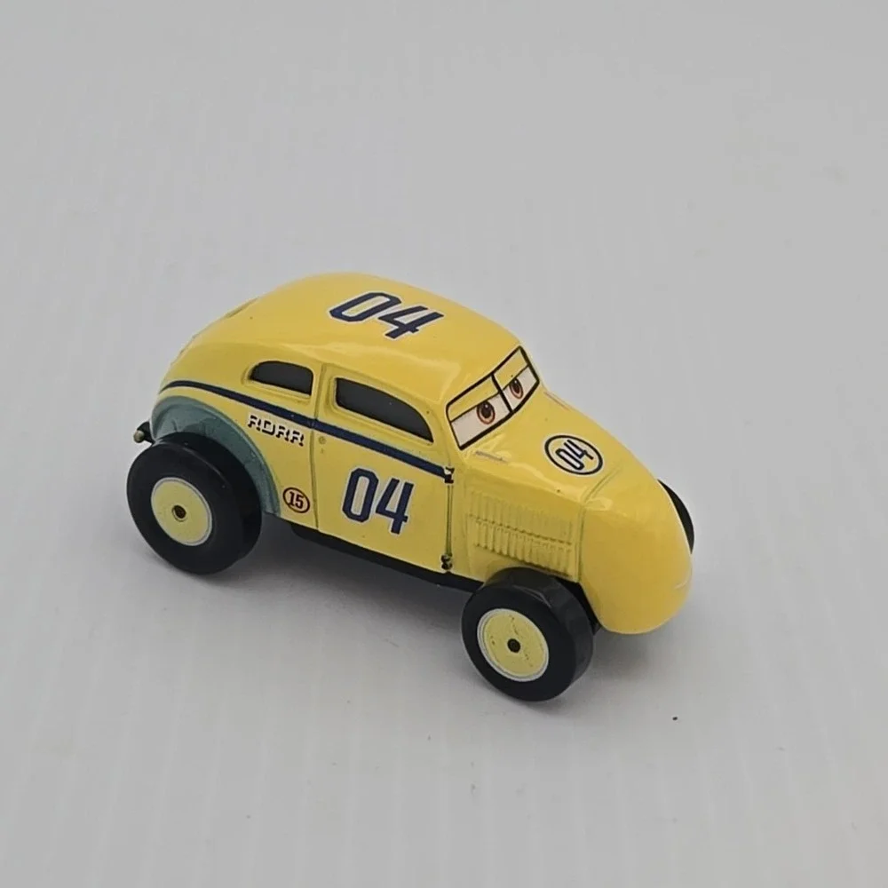 Disney Pixar CARS On The Road Gearsten‎ Marshall Diecast Car 04 Yellow